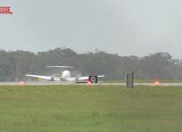 Australia, l'aereo è senza carrello: gira per tre ore sullo scalo ma poi l'atterraggio d'emergenza è perfetto