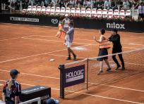 Tennis, attivisti lanciano coriandoli durante una partita degli Internazionali di Roma