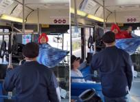 L'assurdo diverbio sull'autobus: il passeggero vuole viaggiare comodamente sulla sua amaca