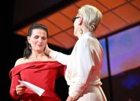 Cannes, Juliette Binoche commossa premia Meryl Streep: «Hai cambiato il modo in cui vediamo le donne»