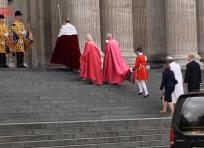 Carlo e Camilla con il mantello rosso alla Cattedrale di St Paul