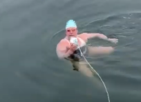 L’impresa di una donna di 55 anni: nuota per 17 ore nell'Oceano Pacifico
