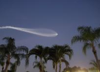 Il razzo di Space X somiglia a una cometa: la scia di luce illumina il cielo notturno della Florida