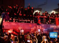 Bologna in festa per l'ingresso in Champions League: il pullman scoperto tra i tifosi