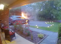 Un SUV prende fuoco nel vialetto: le immagini