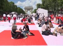 Parigi, picnic da record sugli Champs-Élysées: tovaglia enorme e 4000 invitati