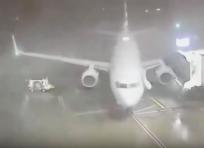 Il Boeing strappato dal gate dalle fortissime raffiche di vento: il video dagli Usa