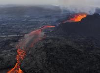 Nuova eruzione in Islanda: fiumi di lava escono dal vulcano