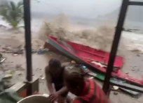 L'uragano Beryl travolge i Caraibi e solleva onde altissime. La fuga degli abitanti