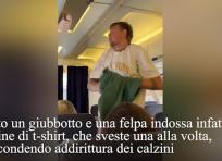 Indossa decine di t-shirt per non pagare il bagaglio in aereo: il video virale sui social