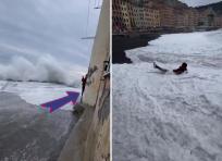 Camogli: travolta dalla mareggiata mentre scatta foto nonostante i divieti, rischia di affogare