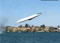 La barca vola per aria durante uno show ad alta velocità sul lago