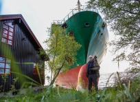 Si sveglia e trova una nave portacontainer in giardino: il video incredibile dalla Norvegia