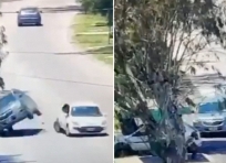 Distratto dal cellulareprovoca un incidente e sfiora due pedoni: il video