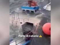 Affonda peschereccio nel porto di Catania
