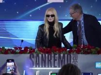 Sanremo Patti Pravo saluta i giornalisti ma non trova la sedia e cade in conferenza stampa