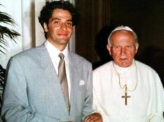 Emanuela Orlandi, il fratello Pietro e papa Wojtyla: dalla devozione di 40 anni fa alle accuse recenti
