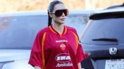 Kim Kardashian a passeggio con la maglia della Roma a Los Angeles: l'ironia sui social