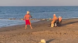 Anziano sulla sedia a rotelle gioca a racchettoni in spiaggia a Barletta: «Ecco l'amore e la forza di volontà»