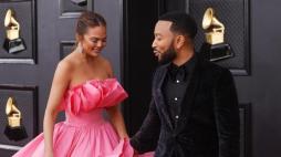 epa09869161 Chrissy Teigen (L) and  John Legend (R) arrives for the 64th annual Grammy Awards at the MGM Grand Garden Arena in Las Vegas, Nevada, USA, 03 April 2022.  EPA/DAVID SWANSON