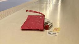 «Ca**o guardi»: la pochette rosa contro le molestie in metro. Ecco l’operazione di guerriglia marketing degli studenti dello Ied Roma