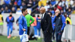 HARRISON, NEW JERSEY - MARCH 24: Head of Italy Luciano Spalletti speacks with Giacomo Raspadori during the International Friendly match between Ecuador and Italy at Red Bull Arena on March 24, 2024 in Harrison, New Jersey.   Claudio Villa/Getty Images/AFP (Photo by CLAUDIO VILLA / GETTY IMAGES NORTH AMERICA / Getty Images via AFP)