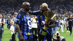 MILAN, ITALY - MAY 19: Marcus Thuram of FC Internazionale celebrates with his father, Lilian Thuram, whilst holding the Serie A TIM Scudetto title trophy at full-time following the team's draw in the Serie A TIM match between FC Internazionale and SS Lazio at Stadio Giuseppe Meazza on May 19, 2024 in Milan, Italy. (Photo by Marco Luzzani/Getty Images)