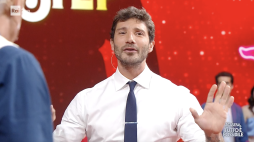 Stasera tutto è possibile, le pagelle: De Martino scivola (voto 5), Stokholma «miglior scioglilingua» (voto 8)