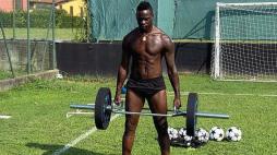 Balotelli è senza squadra, a 34 anni si allena da solo in un campo di periferia in attesa di un ingaggio