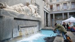 Torino, blitz degli ambientalisti in piazza Cln: acqua nera nelle fontane 