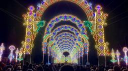 Varese, la magia del Natale illumina i Giardini Estensi: oltre 10 persone all'accensione delle luminarie