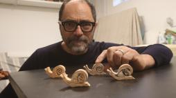 Monza Maurizio De Rosa -Scultore Ceramista-con le sue chiocciole erranti - - - fotografo: fabrizio radaelli