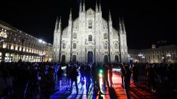 Milano, piazza Duomo celebra i Pink Floyd: luci e fan per i 50 anni dell'album «The Dark Side of the Moon»