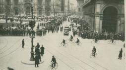 Il primo semaforo d'Italia in piazza Duomo a Milano, ritrovata la foto del 1925: la viabilità passò a destra e i pedoni solo sul marciapiede 