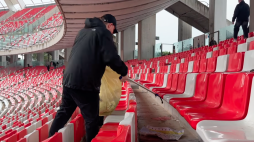 I tifosi baresi come i giapponesi, dopo la partita raccolgono le bottiglie di plastica dagli spalti
