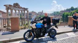 Max Pezzali in moto da Pavia al Campidoglio per presentare il suo live al Circo Massimo (2 settembre): «Palco da brividi»
