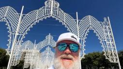 Il selfie di Russel Crowe a Monopoli, proseguono le vacanze in Puglia dell'attore neozelandese