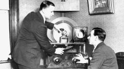 Centrale Milano, la radio vintage che trasmette in tutta Europa sulle frequenze abbandonate dalla Rai