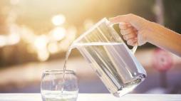 Difficoltà a bere acqua: 10 modi per favorire l’idratazione e quale scegliere