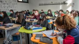 Studenti in classe al liceo Carducci di Milano (Ansa)