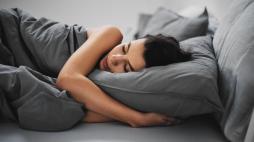 Ipersonnia,  quando si ha il bisogno di dormire oltre 10 ore: le cause della sonnolenza estrema 