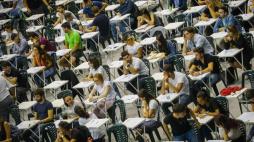 Studenti si preparano ai test di ammissione alla Facoltà di Medicina a Napoli