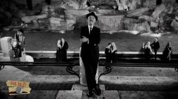 Un omaggio a Federico Fellini e ai David di Donatello, nel giorno della consegna del prestigioso premio cinematografico. A 'VivaRai2!' Fiorello canta 'Arrivederci Roma', brano composto e cantato da Renato Rascel nel 1954, davanti alla Fontana di Trevi in uno splendido video in bianco e nero che ricorda il capolavoro di Fellini 'La dolce vita'. “Abbiamo voluto dedicare una cosa molto importante a colui che forse è il più grande rappresentante del cinema italiano: Federico Fellini”, ha sottolineato Fiorello prima di lanciare la clip. Nel finale del video una sorpresa: appare Gabriele Muccino nei panni di Fellini. (www.raiplay.it)