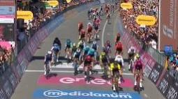 Giro d'Italia 2024, la tappa Avezzano-Napoli. Kooij vince con un super sprint negli ultimi metri. Pogacar resta in maglia rosa