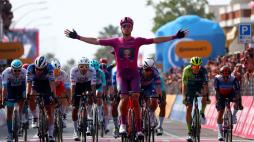 Giro d'Italia 2024, in diretta la tappa Foiano di Val Fortore-Francavilla al Mare: Milan vince la volata