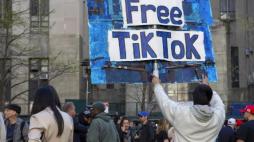 Otto influencer fanno causa al governo americano: «La legge per bloccare TikTok viola la libertà di espressione»