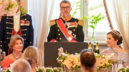 King Frederik X of Denmark (C) delivers a speech at a gala dinner at the The Royal Palace in Oslo, Norway, on May 14, 2024, during the official state visit of King Frederik X of Denmark (C) and Queen Mary of Denmark (R). (Photo by Heiko Junge / NTB / AFP) / Norway OUT