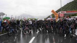 Giro d'Italia 2024, diretta: dopo l'ammutinamento si arriva a Santa Cristina. In sette al comando