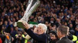 DUBLIN, IRELAND - MAY 22: Gian Piero Gasperini, Head Coach of Atalanta BC, celebrates with the UEFA Europa League Trophy after his team's victory in the UEFA Europa League 2023/24 final match between Atalanta BC and Bayer 04 Leverkusen at Dublin Arena on May 22, 2024 in Dublin, Ireland. (Photo by Richard Heathcote/Getty Images)