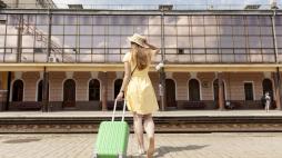 Vacanze, dieci accessori che non possono mancare in valigia per viaggia senza pensieri